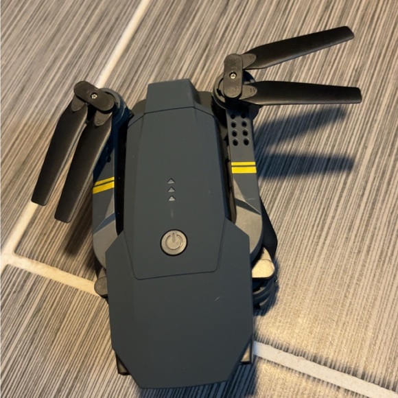 Controller in Carrying Case. Super Endurance Foldable Drone with accessories. - Picture 4 of 4